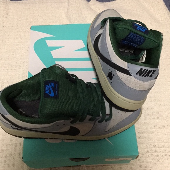 nike sb dunk low maple leaf